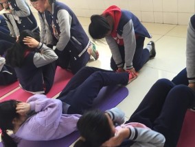 女生仰卧起坐省力诀窍（简单有效的女生仰卧起坐技巧）